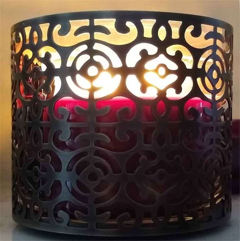 Citronella candles come in all kinds of colors, shapes, and sizes