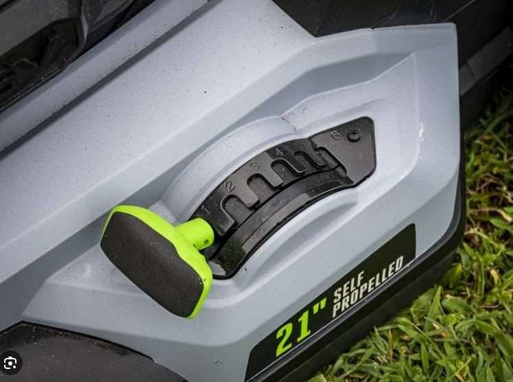 Grass mowing height is managed by increasing the levor from 1 to 5. 